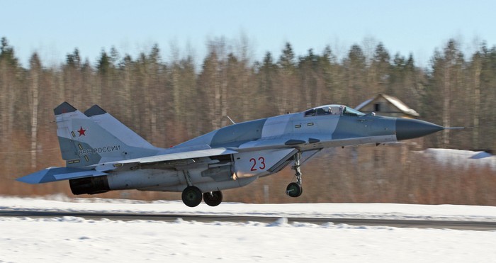 Chiến cơ MiG-29SMT chuẩn bị cất cánh khỏi đường băng trong mùa Đông